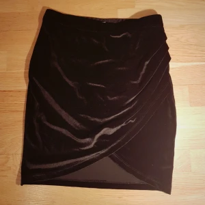  - Omlott svart sammetskjol med resår i midjan från Gina Tricot. 96% polyester, 5% elastan. Kan mötas upp i Göteborg annars tillkommer frakt. 