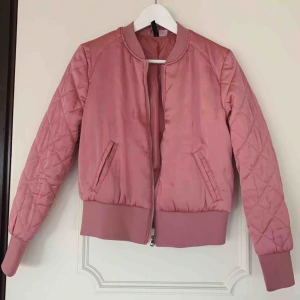  - Tuff liten rosa bomberjacka. Använd, och har ett liten synlig fläck. Frakt tillkommer 