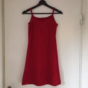  - Säljer denna röda enkla klänningen!❤