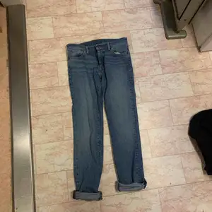 Levi’s jeans (knappt använda)