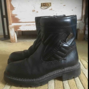  - Rediga och fodrade kängor med dragkedja.  I mkt bra skick!! Tål vintern väl!  