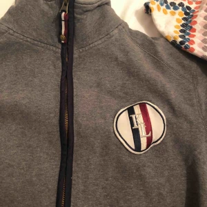  - Zip tjocktröja från kingsland, lite äldre modell men hel och fin, storlek S men rättså stretchig.