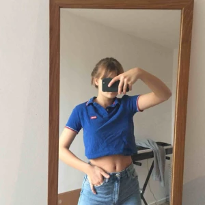  - Skitsnygg äkta dickies tröja med krage. Så snygga färger. OBS på bilden är tröjan uppvikt, den är alltså inte avklippt. Köpare står för frakt, Annars möts vi upp på söder 🧁