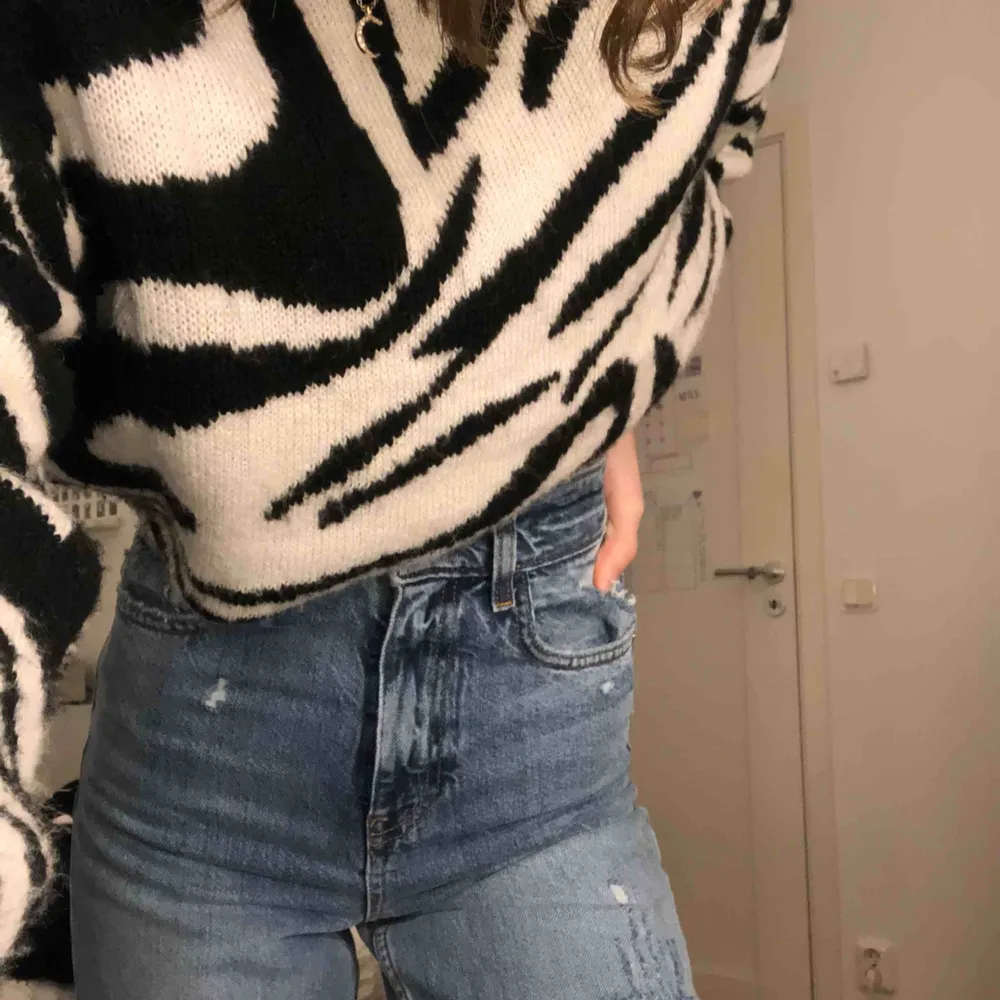 Helt nya asballa jeans från zara i en rak modell. Sitter skit snyggt över rumpa och lår och är extremt högmidjade. De var dyra i inköp men har tyvärr aldrig kommit till användning :(. Jeans & Byxor.