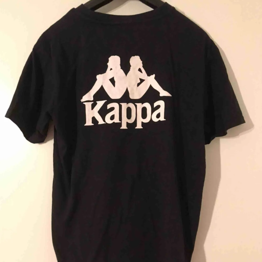 Cool tisha ifrån Kappa! Köparen står för frakt!🥰. T-shirts.