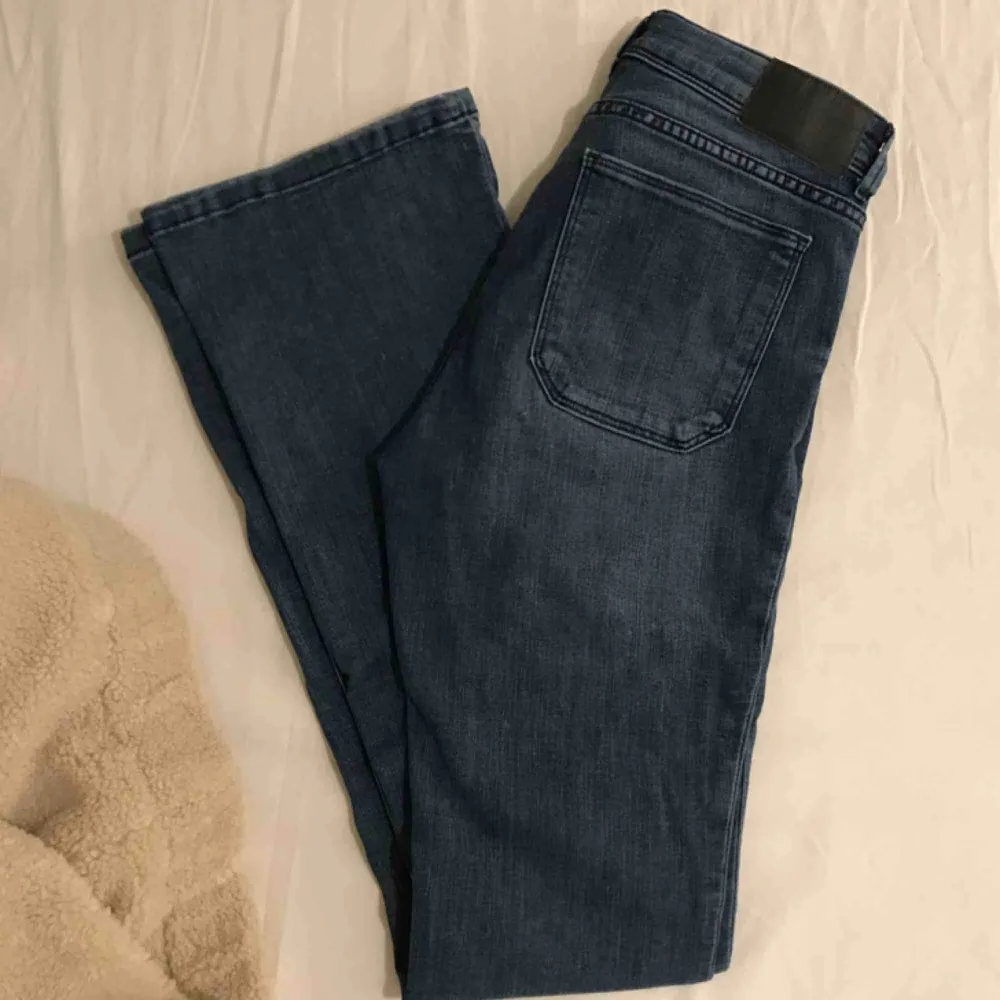 Ett par jätte fina blå bootcutjeans i storlek 36❤️. Jeans & Byxor.