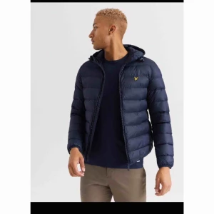  - Säljer denna helt nya jackan som min kille fick av sina föräldrar men den var för liten för han. Ordinarie pris är 1599kr och vi säljer den för 500kr 