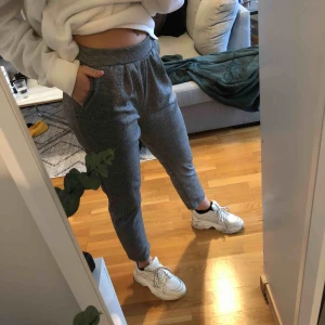  - Snygga och supersköna kostymbyxor i mjukis material.