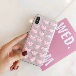  - Transparent mobilskal till iPhone X/XS som liknar Marc Jacobs skal. 3D hjärtan med små ljusrosa holografi hjärtan och glitter inuti! Frakt tillkommer💞