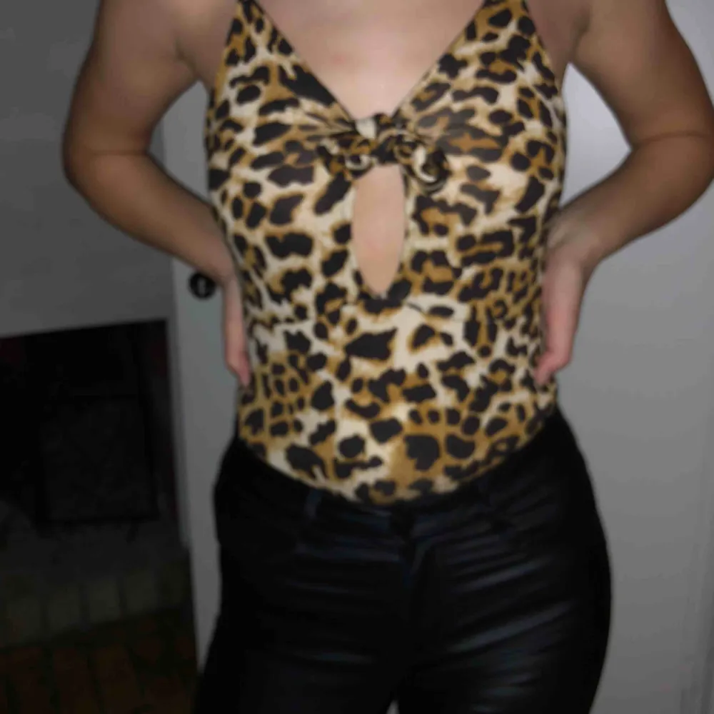 Leopard body, jätte fin till fest. . Toppar.