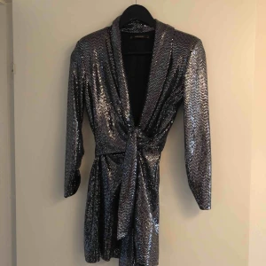  - Sjukt svår att fånga på bild men här har vi nyårsoutfiten! En playsuit från zara, ser ut som en kavaj blazer på! Sjukt snygg! Använd en gång!