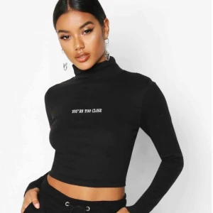  - NY! Long Sleeve Slogan Turtle Neck. Frakt ingår i priset💕 