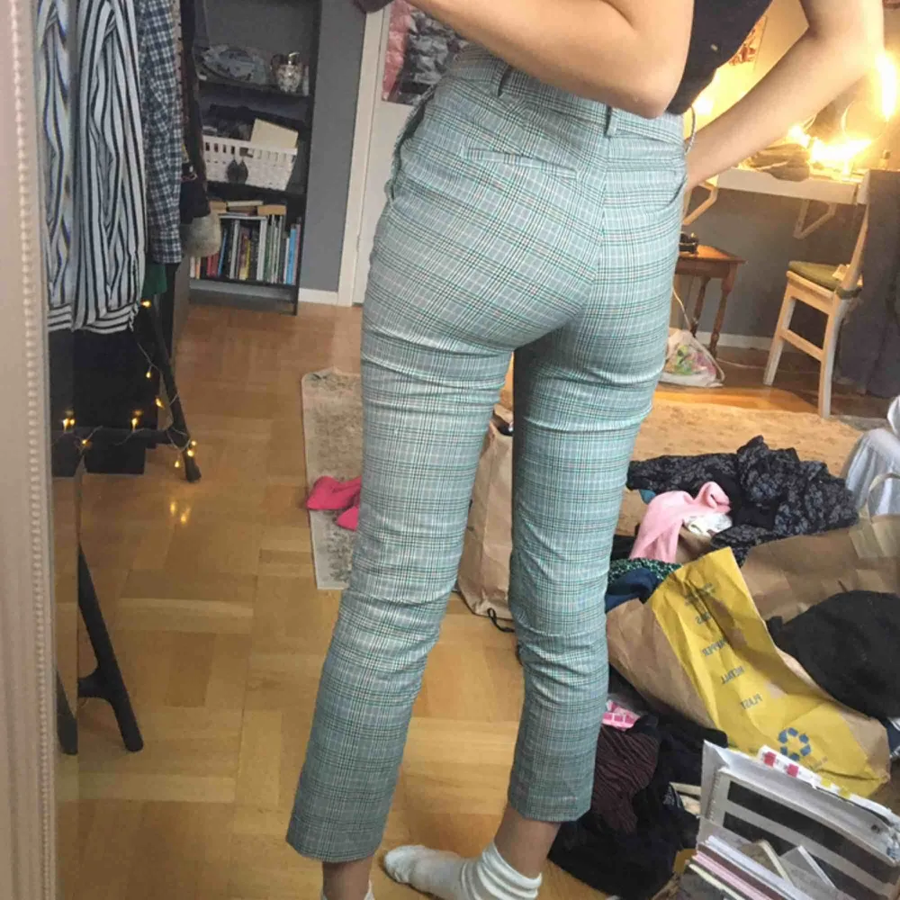 mönstrade kostymbyxor storlek S. 100 kr inklusive frakt! 💞. Jeans & Byxor.