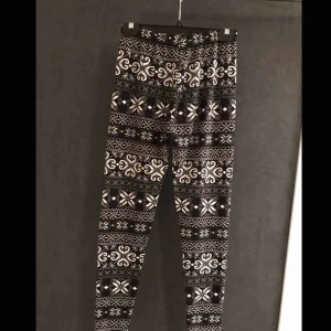  - Vintriga tights/leggings med motiv! Stretchiga och måttligt använda. 