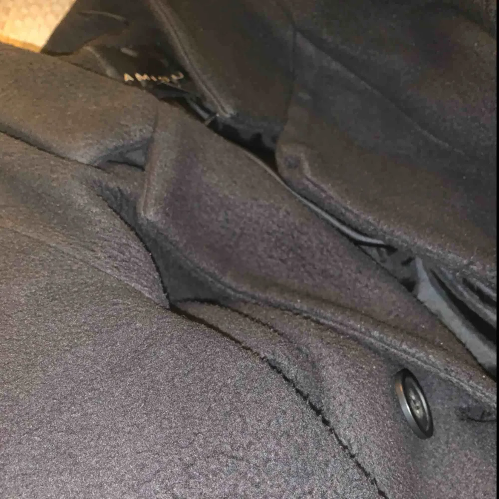 Varm svart kappa, i fleece material, perfekt nu när det börjar bli kyligt. Frakt tillkommer :). Jackor.