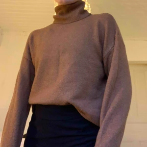  - Ny köpt brun stickad polo (använd max1 gång) Frakt ingår ej