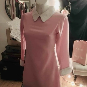  - Suzy bishop Peter pan collar  A-line Indie /alternative /pop/mod Nypris 899kr Vackert silkestyg Fodrad med silke Kvitto och påse tillkommer