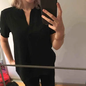  - Snygg och lite festligare t-shirt/blus som är storlek 40 men funkar även på en XS/S. Aldrig använd:)
