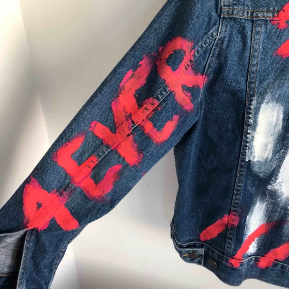 Skitball jeansjacka som jag har målat på! ”4EVER YOUNG” står på ärmarna! Mycket bra skick! Kan fraktas. Jackor.