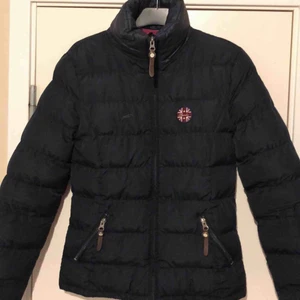  - Superfin marinblå Spooks vinterridjacka! Den är i jättebra skick förutom att den har en liten vit fläck bakom ena armhålan. Storlek M men passar även mig som är en XS med en tjockare tröja under! 450+frakt