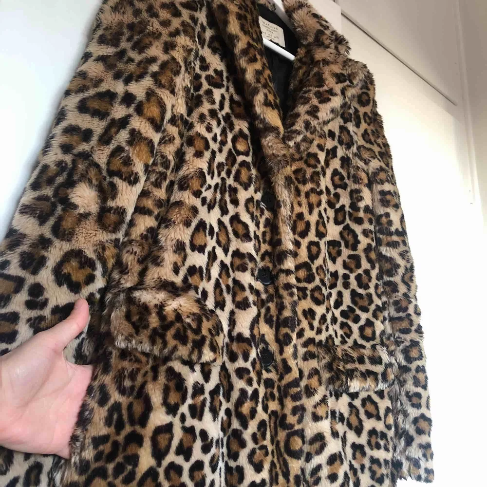 Leopard faux fur kappa från Zara. Går till strax över knäna på mig som är 1,67 lång. Använd men hel och i gott skick! Tre svarta knappar fram, fickor på sidorna, asfin. Frakten tillkommer om den ska skickas, kan annars mötas upp! ✨🐆. Jackor.