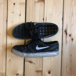  - Nike Janoskis, använda men i bra skick! Säljes pga använder aldrig dessa längre. Otroligt sköna skor