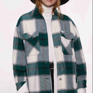  - Säljer denna populära, slutsålda jackan från Zara! Om fler är intresserade blir det budgivning 💞