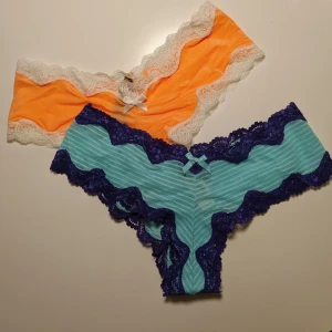  - Helt nya trosor från Victoria's Secret. Såklart aldrig använda. Etikett kvar.   Present som aldrig kommit till användning helt enkelt.  🌹50 kr för båda,  18 kr i frakt 💌 