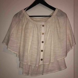  - Fin off-shoulder tröja från Zara! Använd någon enstaka gång. Möts upp i Stockholm, annars står köparen för frakten