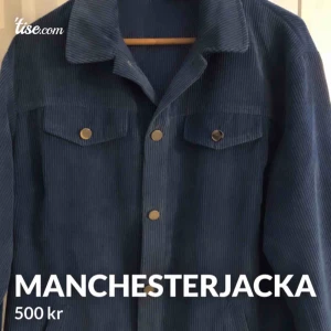  - Blå manchesterjacka använd ett fåtal gånger. Passar att ha till våren alternativ som en skjorta på vintern. 