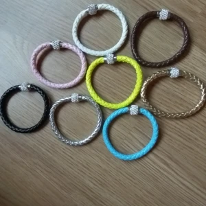  - Armband i olika färger med magnetlås och fina pärlor 10kr st