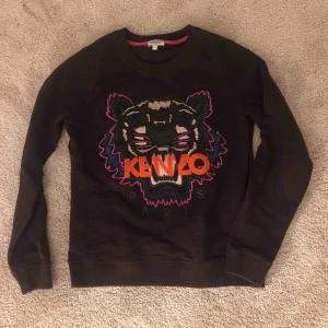  - Vinröd college tröja ifrån Kenzo. Använd 2 gånger, super fint skick! 