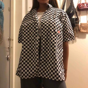  - Fin skjorta från märket Sweet SKTBS, köpt förra året. Köparen står för frakt, kan mötas upp annars. ❤️