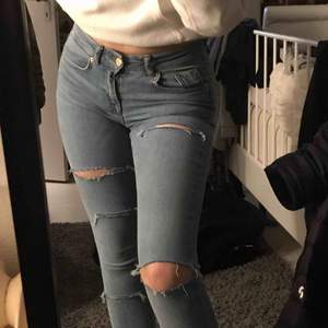 Jeans köpa på Gekås Ullared med egen klippta hål, använt 2-3 ggr, 90kr plus frakt 