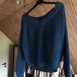  - Snygg blå stickad tröja från gina, stor halsringning!