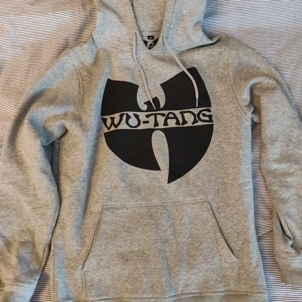 Wutang hoodie Storlek medium  Mötas upp i Norrköping eller köparen står för frakten . Hoodies.