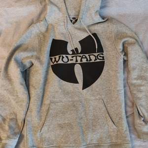 Wutang hoodie Storlek medium  Mötas upp i Norrköping eller köparen står för frakten 