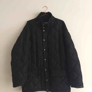  - Oversize dunjacka. Bra skick! Köpt second hand. Finns i Malmö. Köpare betalar frakt!