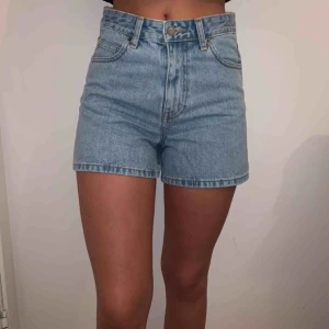  - Jeansshorts i ljus tvätt, bra skick