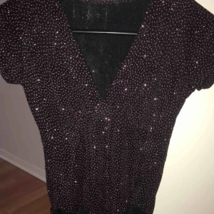  - Glittrig Topp från London, aldrig använd då den är för liten för mig. 