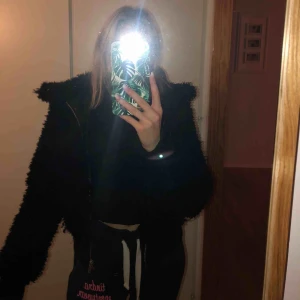  - Svart teddyjacka från Gina, köpt förra vintern. Väldigt varm o mysig, har en krage och två fickor med dragkedja. Är i väldigt bra skick 🦋⚡️ köparen står för frakten 