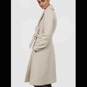  - Intressekoll! Tänkte se om någon är intresserad av denna kappa i ullmix från HM. Bara använd några gånger, väldigt varm och snygg. Nypris 999kr. Frakten skulle kosta runt 70kr