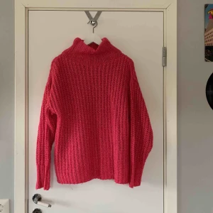  - jätte skön stickad tröja från NAKD. super fina ”glittriga” detaljer