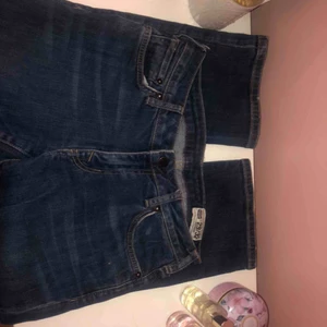  - Balla blåa crocker jeans i Storlek 29:32 i modellen pep boot, alltså lite bootcut! Lite små i storleken⚡️