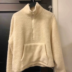  - Teddytröja från Carlings i storlek L ✨ Inte så jättestor i storleken, går att dra ihop nedtill med band!