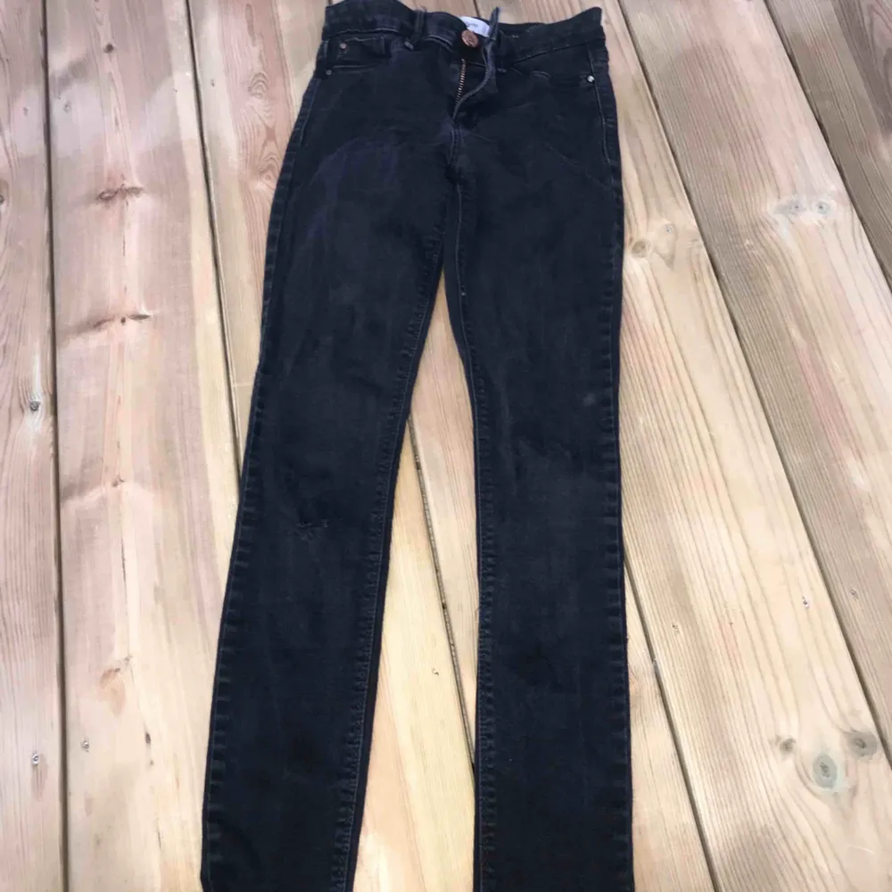 Ett par svarta jeans från river island. har ett litet hål på ena knät som man lätt skulle kunna göra till ett snyggt hål. . Jeans & Byxor.
