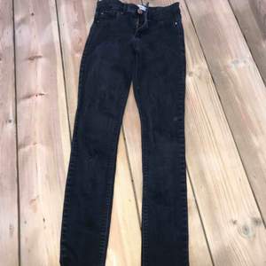 Ett par svarta jeans från river island. har ett litet hål på ena knät som man lätt skulle kunna göra till ett snyggt hål. 