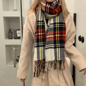  - Jättefin halsduk!!! Den är så pass stor så tror ej jag kan få frakten billigare än 63 kr... (har dålig koll).. Säljer iallafall för 70kr 💗💗