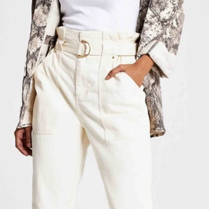  - Helt oanvända Paper bag byxor som köptes i augusti. Säljer pga att jag inte kommer använda dessa. Nypris: 560kr