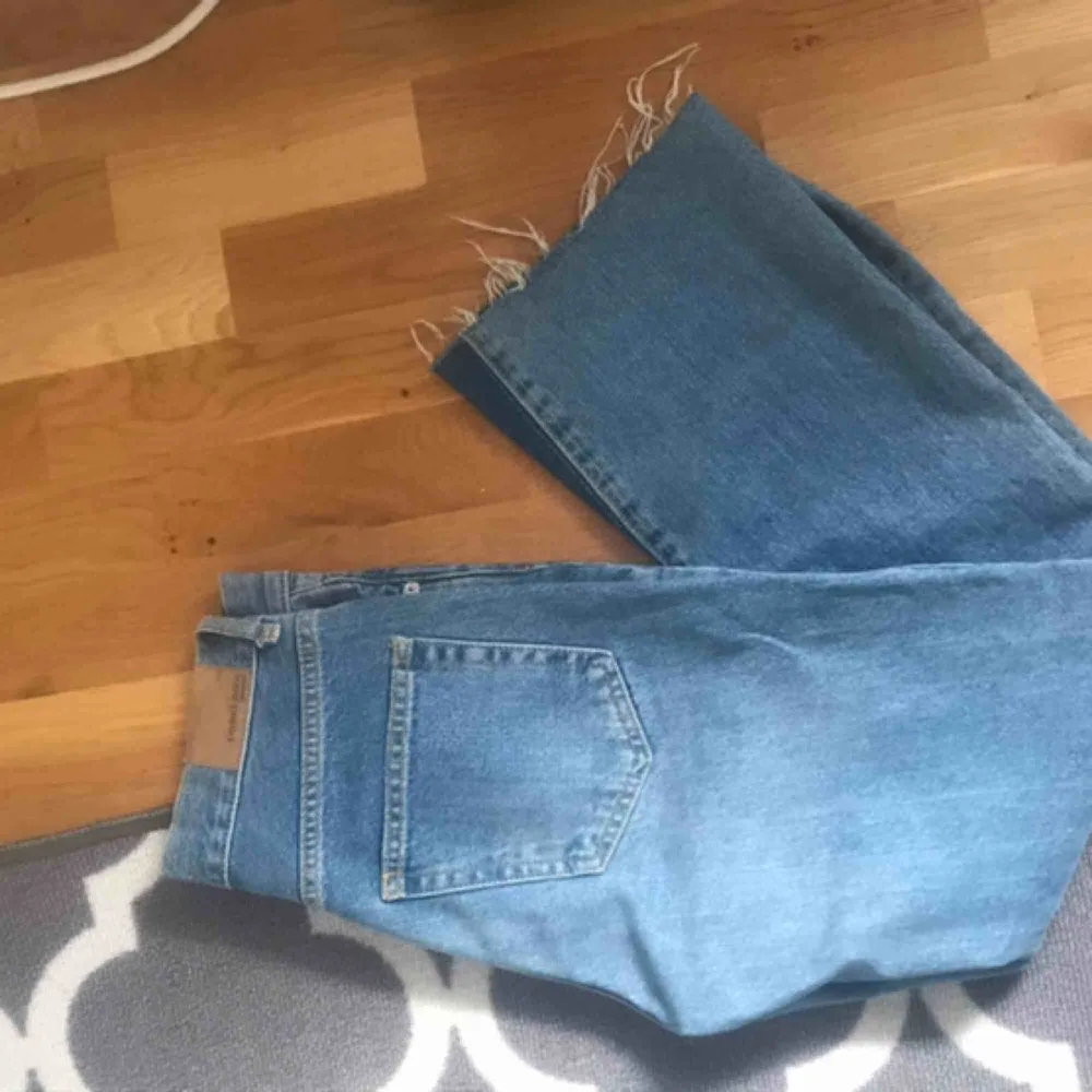 Svincoola jeans från GinaTricot. Endast använda ett fåtal gånger för de är inte riktigt min stil, dvs. att de är i nyskick. Köparen betalar frakten, kan möjligtvis mötas upp också. . Jeans & Byxor.